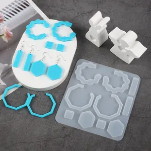 Vue détaillée du moule en silicone époxy DIY avec diverses boucles d'oreilles bleues