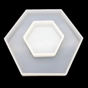 Draufsicht auf eine sechseckige, lichtdurchlässige Silikonform für DIY-Harzarbeiten