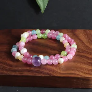 Detailweergave van dubbele kristallen armband met parels en kleurrijke edelstenen