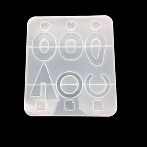 Vista dettagliata delle forme geometriche nello stampo in silicone per orecchini e ciondoli