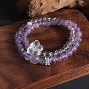 Détail du bracelet double rang en améthyste et quartz clair avec breloque sculptée