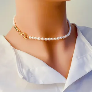 Détail d'un collier de perles d'eau douce avec un élégant fermoir doré à crochet