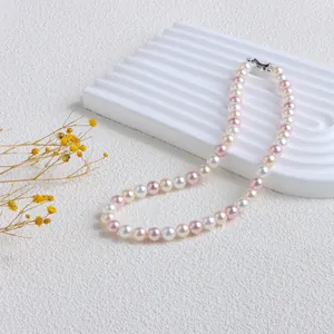 Vue détaillée d'un collier de perles vintage aux couleurs bonbons avec fermoir en argent