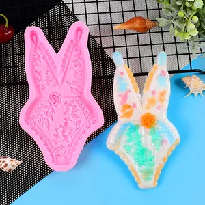Dettaglio ravvicinato dello stampo in silicone bikini DIY e del campione in resina