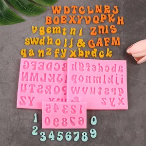 Vue détaillée de moules en silicone rose pour lettres et chiffres avec échantillons colorés