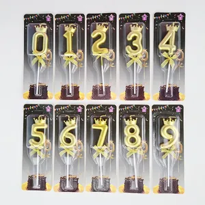 Vista detallada del juego de velas doradas con corona 0-9 para tartas de cumpleaños