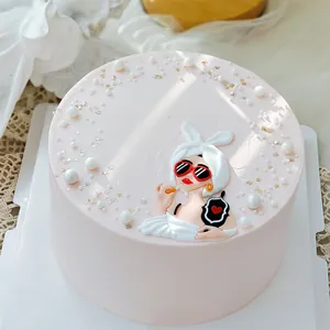 Vista dettagliata di una statuina di ragazza alla moda con occhiali su torta rosa.