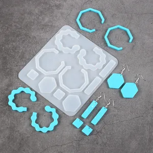 Vue détaillée montrant diverses formes géométriques de boucles d'oreilles en silicone