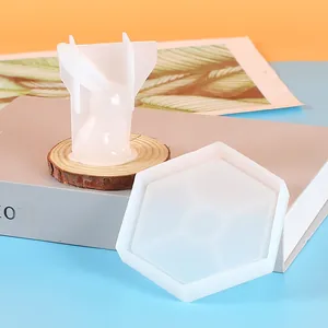 Dettaglio degli stampi in silicone a forma di coniglio 3D e base esagonale per resina
