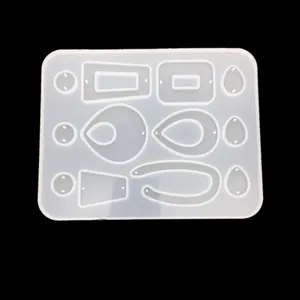 Vista dettagliata di uno stampo in silicone per orecchini geometrici in resina fai da te.
