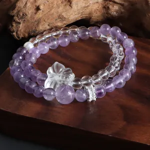 Détail exquis du bracelet double tour en améthyste et cristal blanc avec papillon