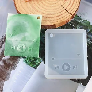 Vista dettagliata dello stampo in silicone del lettore musicale e del pezzo in resina