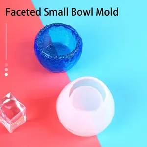 Detailansicht einer DIY-Silikonform für Rauten-Schalen mit einem glitzernden Harzmuster