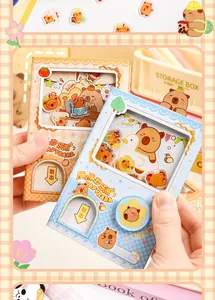 Primer plano del cuaderno creativo de Capybara con portada interactiva de mecanismo gashapon
