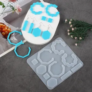 Vue détaillée du moule en silicone pour boucles d'oreilles avec échantillons en résine