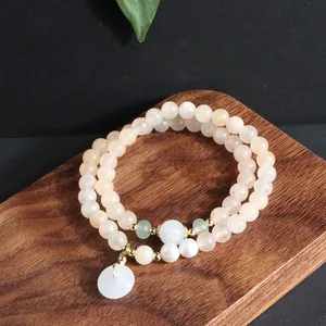 Detailansicht eines zweischichtigen Sonnenstein-Armbands mit Perle und weißem Achat