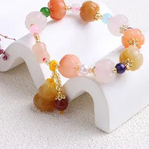Detailansicht von bunten Kürbis-Jadeperlen und Kürbis-Anhänger an einem Armband