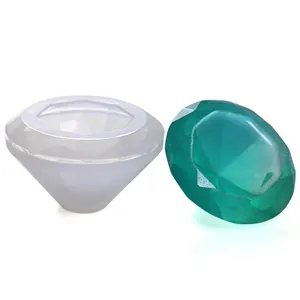 Vista dettagliata dello stampo in silicone a forma di diamante e della gemma in resina verde