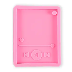 Dettaglio di uno stampo in silicone rosa a forma di lettore musicale per portachiavi DIY