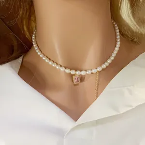 Vue rapprochée d'un élégant collier de perles d'eau douce avec un pendentif zircon
