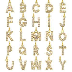 Goldene Buchstabenanhänger mit Zirkonia-Besatz für personalisierte Halsketten