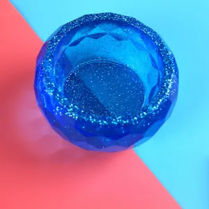 Nahaufnahme einer facettierten blauen Harzschale mit Glitzer-Finish aus einer DIY-Form