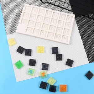 Détail d'un moule en silicone blanc pour chocolats alphabet et chiffres faits DIY