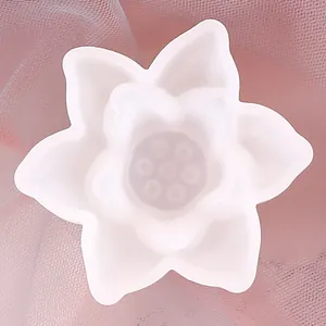 Close-up van een witte 3D lotusvormige siliconen mal voor DIY hars kandelaars en ambachten