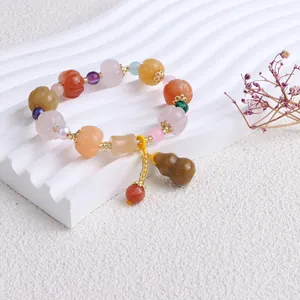 Detailansicht eines Naturjade-Armbands mit Kürbisperlen und Flaschenkürbis-Anhänger
