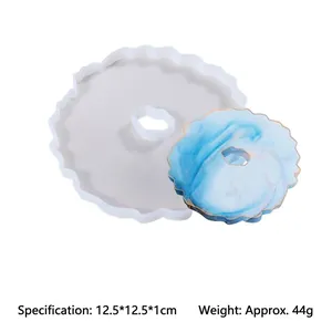 Makroansicht der wellenförmigen Silikon-Harzform und passendem blauen Marmor-Untersetzer