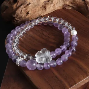 Détail exquis du bracelet double tour en améthyste et cristal blanc avec breloque