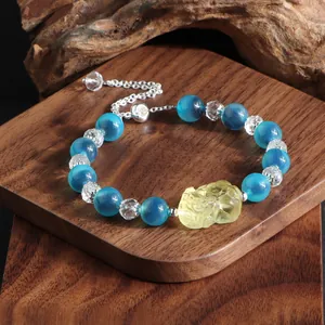 Details des blauen Achat Armbands im chinesischen Stil mit gelbem Pixiu und Kristallperlen