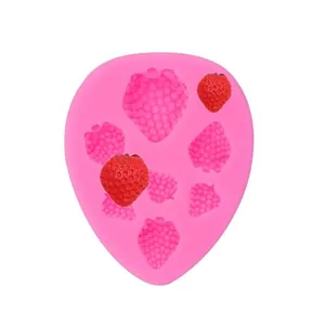 Vue détaillée du moule en silicone fraise rose avec des modèles de fruits pour gâteaux
