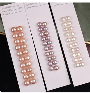 Macro de perles d'eau douce brillantes sur cartes de présentation pour la bijouterie