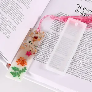 Detailansicht der DIY Silikonform für Lesezeichen mit fertigem Blumen-Lesezeichen und Quaste