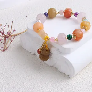 Detailansicht eines Armbands aus natürlicher Jaspis-Jade mit Kürbisperlen und Kürbis