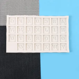 Vue détaillée du moule en silicone alphabet et chiffres pour la pâtisserie et le fondant.