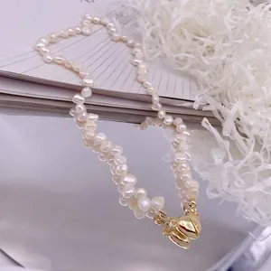Vue détaillée du fermoir magnétique en forme de cœur sur collier perles d'eau douce