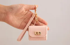 Detailansicht eines pinken PU-Leder-Mini-Geldbeutels als Schlüsselanhänger in Hand