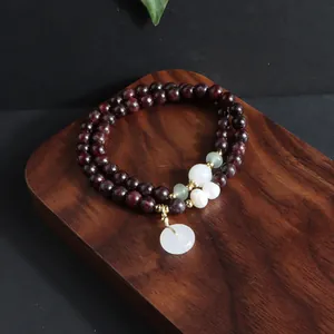 Exquisites zweisträngiges Edelsteinarmband mit einem weißen Jade-Donut-Anhänger