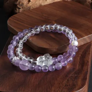 Gros plan d'un bracelet double rang en améthyste et cristal avec perle de culture