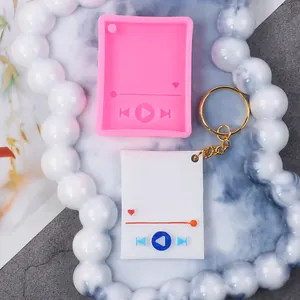 Primo piano dello stampo in silicone a forma di lettore musicale e portachiavi in resina