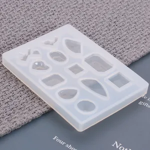 Vista macro dello stampo in silicone per gioielli con varie forme di gemme geometriche