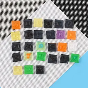 Vue macro détaillée de blocs alphabétiques en résine colorée issus d'un moule