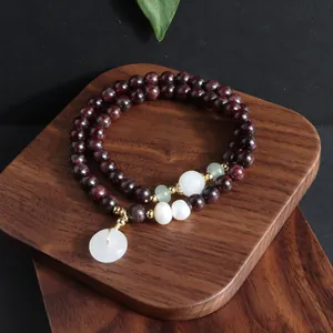 Elegantes zweireihiges Granatperlen-Armband mit weißem Jade-Anhänger im Vintage-Stil