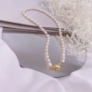 Détail d'un collier de perles baroques avec un fermoir magnétique en forme de cœur