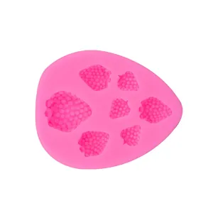 Vue détaillée d'un moule en silicone rose avec plusieurs cavités de fraises