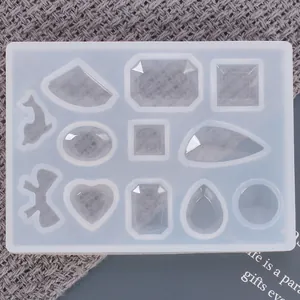 Vista dettagliata dello stampo in silicone con forme di cuore, delfino e gemme