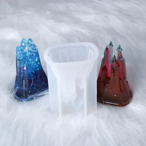 Detailansicht der 3D-Schloss-Silikonform mit fertigen blauen und roten Harz-Beispielen