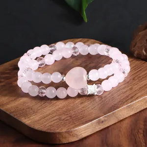 Vue détaillée d'un bracelet double rang en quartz rose et cristal blanc avec charme de cœur